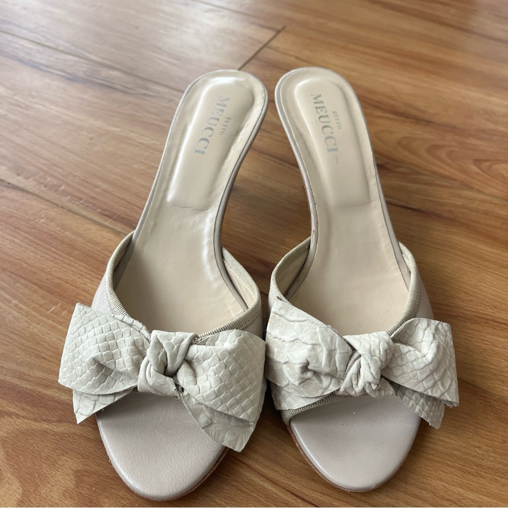 Vero Cuoio Cream slip on open toe slide with bow detail